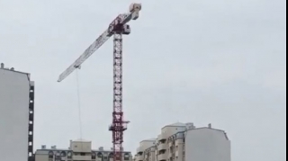 Bakıda təhlükəli anlar yaşanır:  Kran hər an aşa bilər  - VİDEO