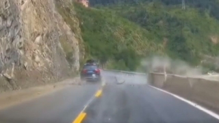 Dağda baş verən uçqun sürücüləri qorxuya saldı - VİDEO