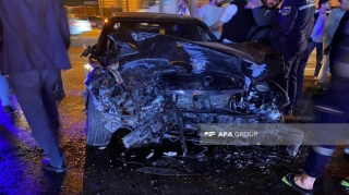Bakıda “Mercedes” əks yola çıxdı, “Toyota”ya çırpıldı: yaralılar var   - FOTO