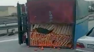 Bakı-Ələt yolunda meyvə dolu yük avtomobili aşdı - VİDEO 