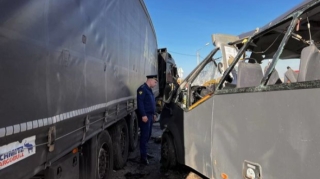 Rusiyada mikroavtobus və TIR toqquşdu:3 ölü, 16 yaralı   - VİDEO