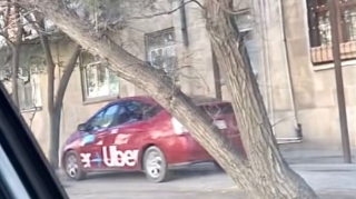 Ünvanı səhv salan sürücü “Prius”u  yoldan çıxarıb səkiylə sürdü   - VİDEO