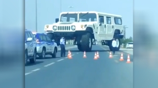 Ərəb şeyxinin lüks avtomobili tıxacda qaldı - Kömək üçün polislər gəldi    - VİDEO - FOTO