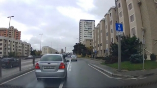 Avtobus zolağından istifadə edilə bildiyi halda sürücü sola keçərək təhlükə yaratdı   - VİDEO