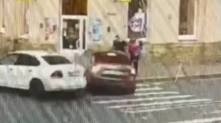 Piyadalardan 1 metr məsafədə yan keçən DƏHŞƏTLİ QƏZA   - VİDEO