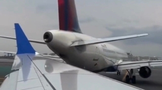 Hava limanında iki təyyarə toqquşdu, sərnişinlər qorxuya düşdü - VİDEO