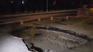 Çobanzadə küçəsində yol çökdü, böyük çuxur yarandı - VİDEO