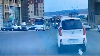 Masazırda sürücü paket dolu zibili küçəyə atdı - 01-CS-823   - VİDEO