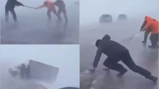 Rusiyada güclü külək maşınları xəndəyə atdı, insanlar sürünərək yolu keçdi  - VİDEO