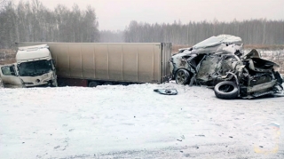Qayda pozan qadın sürücü qəzaya düşdü – İki ölü, bir yaralı - VİDEO 