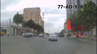 Keçid olmayan yerdə yol verir, keçiddə isə sürüb gedir  - VİDEO