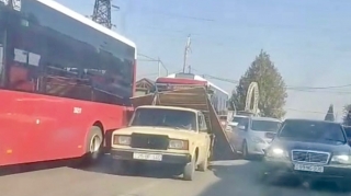 Gəncədə yük daşıyan avtomobil qəza törətdi, avtobuslara ziyan dəydi  - VİDEO