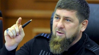 Kadırovun köməkçisi Kiyevə doğru nömrəsiz "Porsche" ilə irəliləyir - FOTO 