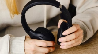 Məşhur qulaqlıqlarda xərçəng riski yaradan maddələr aşkarlanıb 