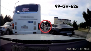 Yolun ortasında qapını açıb sərnişinləri düşürtdü - Təhlükəli anlar - VİDEO