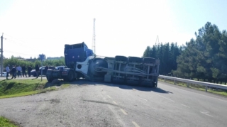 Beyləqanda iki yük avtomobili toqquşdu, 2 nəfər...   - FOTO