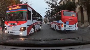 Bakıda sərnişinləri təhlükəyə atan avtobus sürücüləri - VİDEO