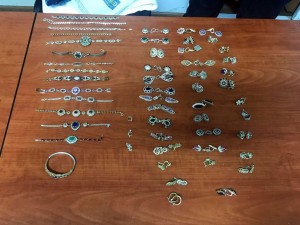 Qızıl-zinət əşyalarını gömrük sərhəddindən bəyən etmədən keçirmək istədi