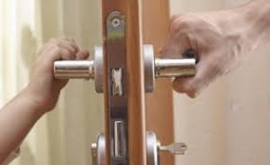 İki azyaşlı bağlı qapı arxasında qalıb - Mingəçevirdə