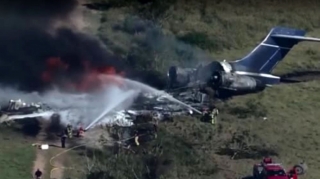 ABŞ-da sərnişin təyyarəsi qəzaya uğrayaraq yandı - VİDEO 