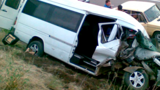 Ucarda idarəetmədən çıxan mikroavtobus aşdı 