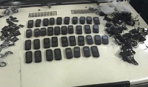 Avtomobildən 38 telefon müsadirə olundu