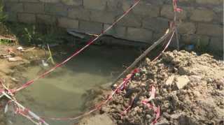 Binəqədidə su borusu partlayıb - Bir aya yaxındır içməli su küçəyə axır - VİDEO