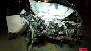 Bakı-Quba yolunda maşın ağaca çırpılıb, xəsarət alanlar var - FOTO 