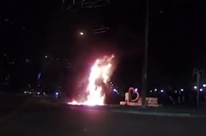 “Mercedes” yüksək sürətlə dirəyə çırpıldı: 2 nəfər diri-diri yandı - VİDEO