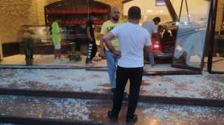 Bakıda avtomobil şirniyyat mağazasına çırpılıb - FOTO 