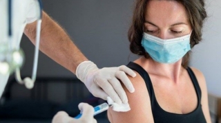 Qadına yanlışlıqla altı doza koronavirus vaksini vuruldu