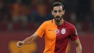 Sevgilisi avtomobili futbolçunun üstünə sürdü