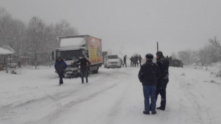 Qarlı yolda 10-a yaxın avtomobil qəzaya düşdü: YARALILAR VAR - FOTO 