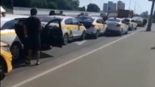 Prospektdə 6 taksi toqquşdu: hamısı eyni şirkətin  - VİDEO