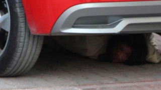 23 yaşlı qız 2 saat maşının altından çıxmadı, çıxanda isə... - FOTO - VİDEO 