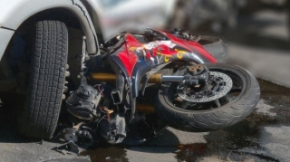 Motosiklet “04”ə çırpıldı - Sürücüsü yaralandı 