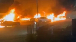 Более 20 машин сгорели на парковке салона Tesla в пригороде Марселя 