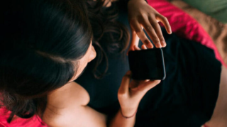 Bakıda sığortada işləyən qızın intim görüntüləri yayıldı, atasının ürəyi partladı öldü 