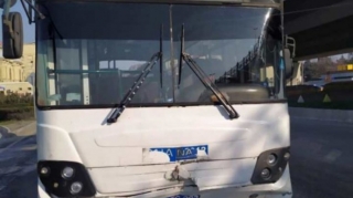 Bakıda avtobus "manatlıq taksi" ilə toqquşdu: Xəsarət alanlar var   - VİDEO