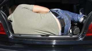 Atasının meyitini maşında gəzdirən tutuldu 