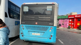 Avtobus sürücüsündən şok hərəkət:  "Zor eləyirəm..."  - FOTO