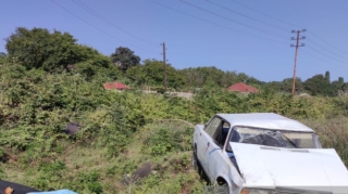 Gəncədə minik maşını aşıb, ölən var 