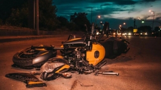 Mingəçevirdə maşınla motosiklet toqquşdu: Kuryer xəsarət aldı 