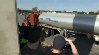 Minneapolisdə etiraz edən kütlənin üzərinə avtosistern sürülüb  - VİDEO