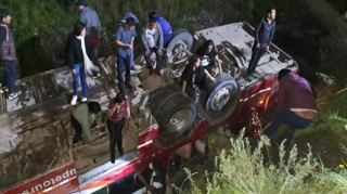 Avtobus dərəyə aşdı: 18 ölü, 33 yaralı 