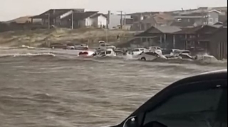 Onlarla avtomobil sərnişinlərlə birlikdə dənizə sürükləndi - Təbii FƏLAKƏT - VİDEO   