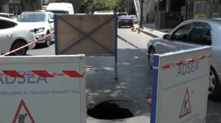 Paytaxtda yol çökdü: Tıxacda qalan sürücülər çətin anlar yaşadılar - VİDEO 