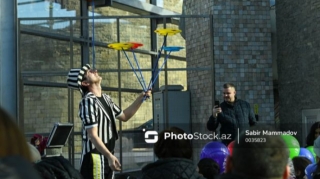 Bakı metrosunda bayram əhvalı:  Konsert, sehrbazların şousu və bol zarafat - FOTO 