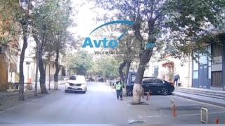 Yolun kənarı ilə piyada hərəkət edirsə, bu cür sürməyin – SÜRÜCÜLƏRƏ XƏBƏRDARLIQ – VİDEO 