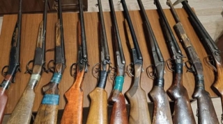 Şirvanda vətəndaşlar qanunsuz saxladıqları ov tüfənglərini polisə təhvil veriblər  - FOTO